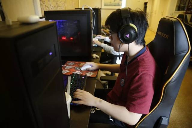 汤圆狼母梦孔大家齐不如玩滑板鞋，加入时代青年联盟TT来击败 Royal Never Give Up