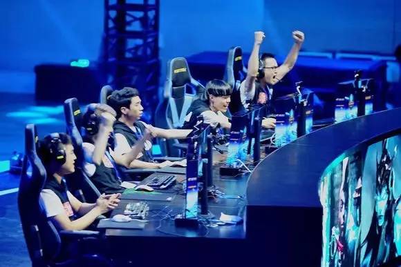 huNter-：我很幸运能遇到 SAW 作为IGL。 Donk 并不是Team Spirit的全部